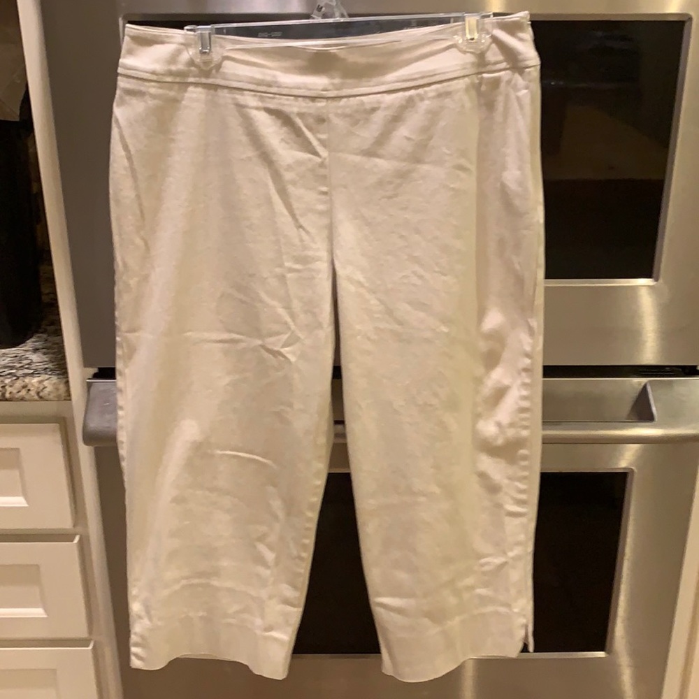 Chaus 12 cotton/spandex cream color capris pants